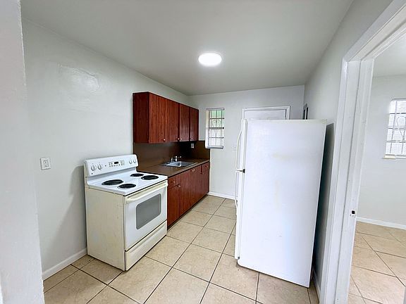 3rd image of 1490 NE 152nd St N