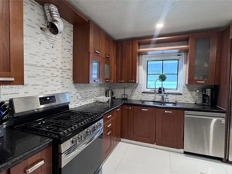 1332 Van Buren St — Photo 25