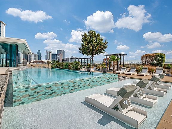 1400 HiLine Swimming Pool