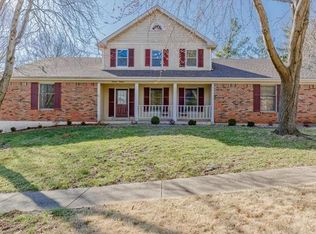 1913 Farm Valley Dr, Chesterfield, MO