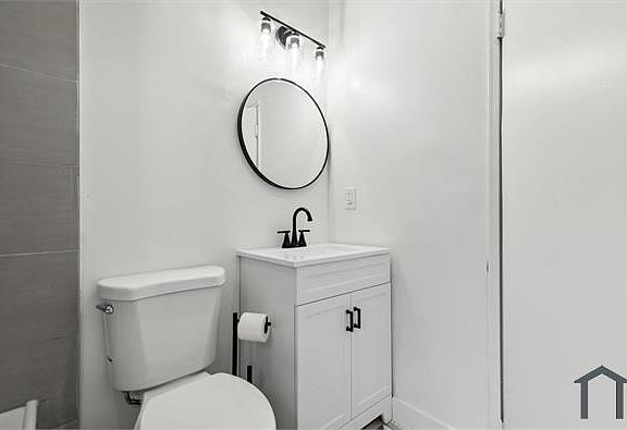 4th image of 2426 N Marshall St #2