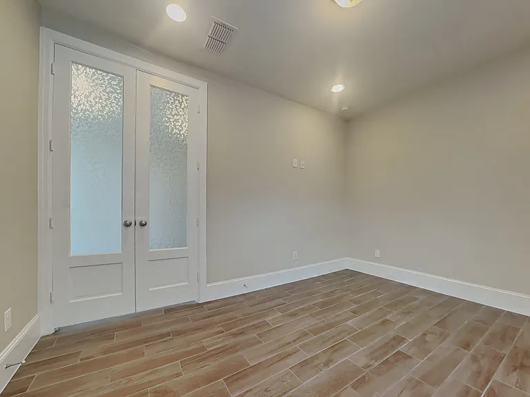 5417 Larkin St — Photo 15