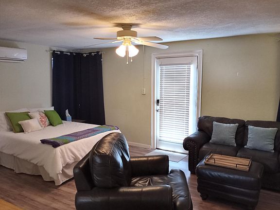 Studio with Queen Bed