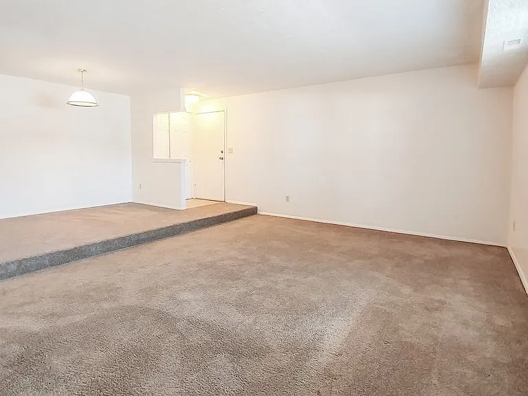 Windsor Gardens Apartments — Photo 33