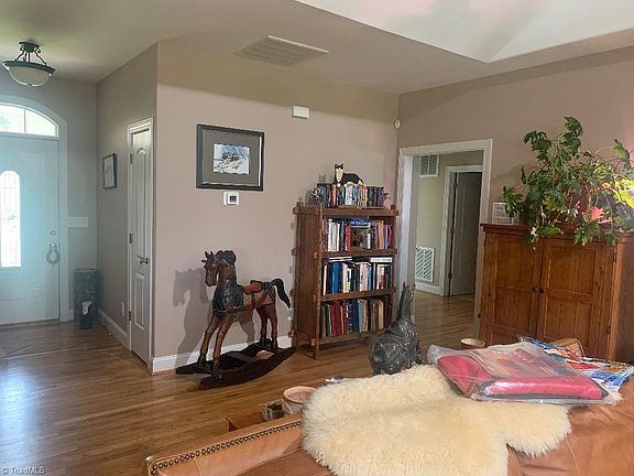 2nd image of 110 Club House Dr