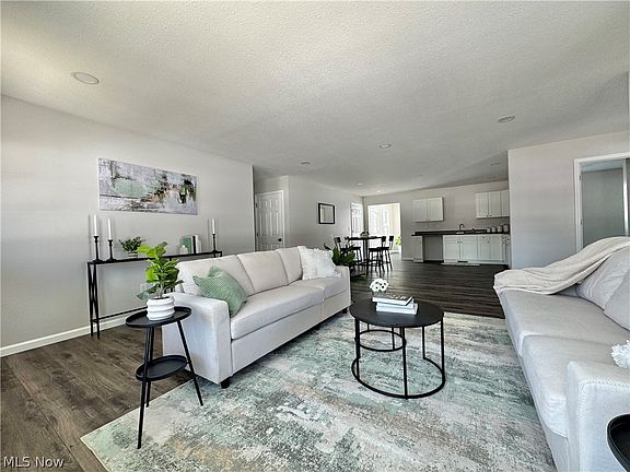 5th image of 406 S Raccoon Rd