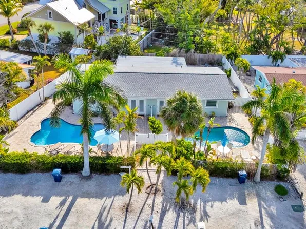 207 75th St #B, Bradenton Beach, FL 34217