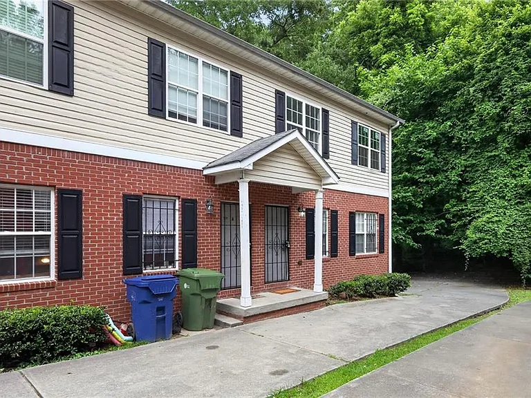 1021 Ada Ave NW — Photo 1