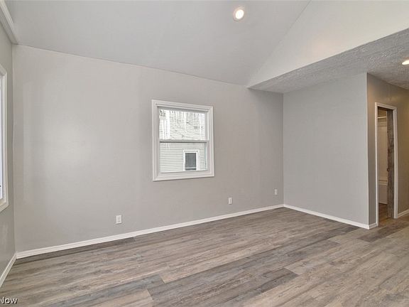 4th image of 7505 Bancroft Ave