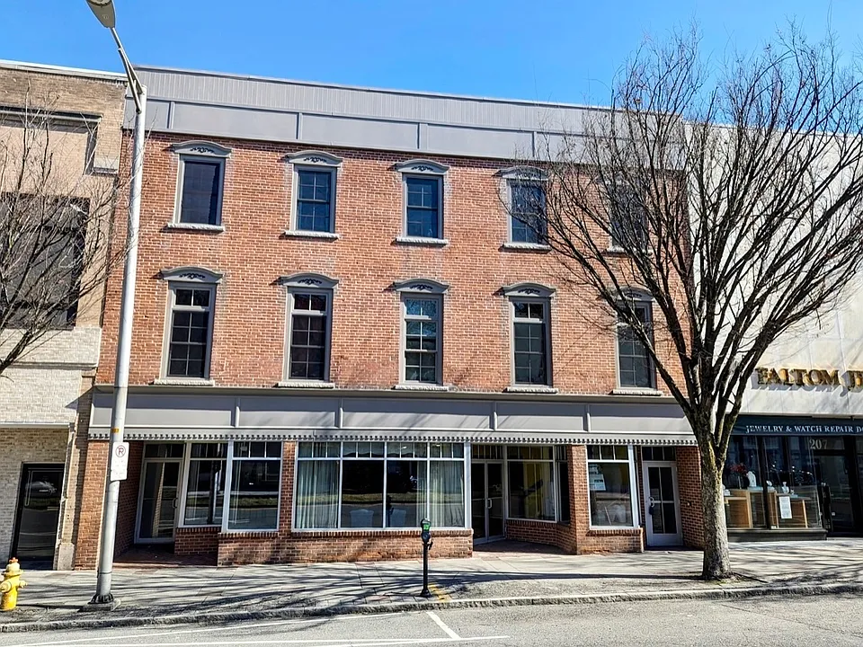 209 Main St #2C