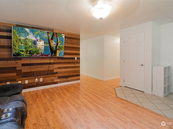 5th image of 22442 Bluewater Drive SE