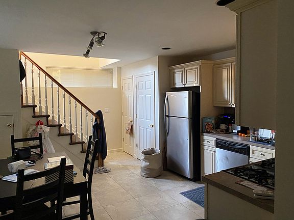 3rd image of 2109 Victory Blvd
