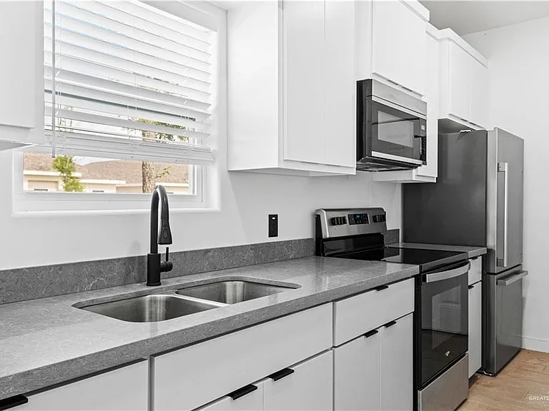 823 Abby St #3 — Photo 6