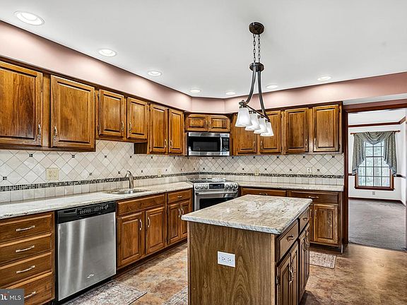 3rd image of 581 McKendimen Rd