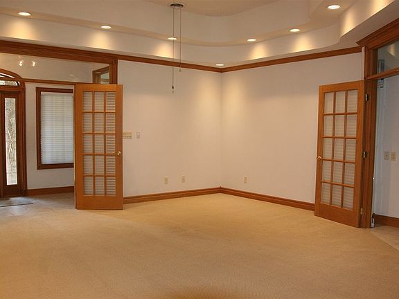 4th image of 1005 Oak Park Blvd