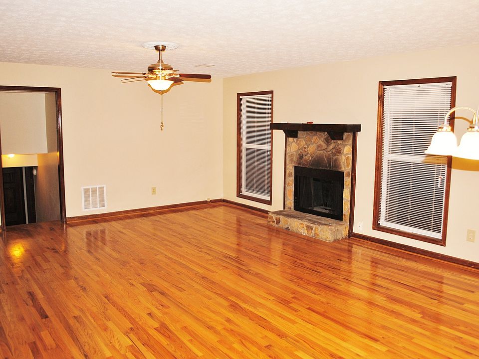 1st image of 200 Woodglen Dr