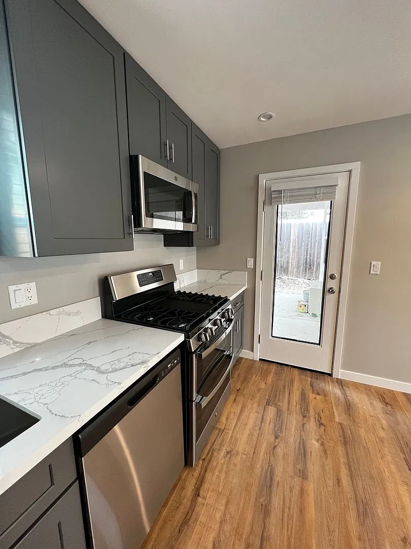 Bedroom W / 4 Bathrooms- Rent Front House To Make It 10 Bed 7 Bath For $11,800.00 — Photo 2