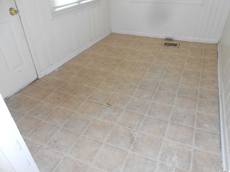 2nd image of 3907 Hawthorne Ave SW