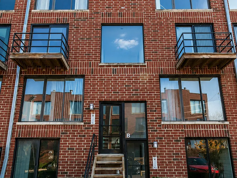952 W Grace St #202 — Photo 14