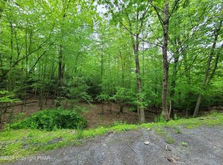 313 Rock Ledge Dr, Cresco, PA 18326