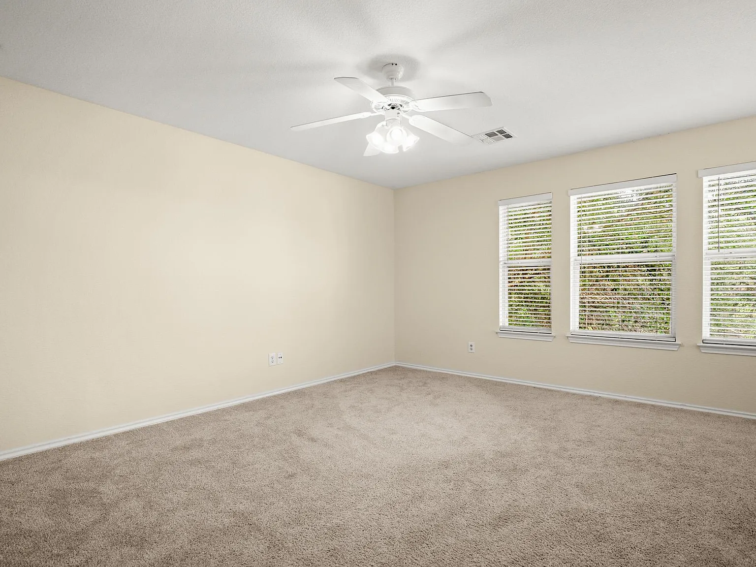 3 bed, 2.5 bath, 2068 sqft, $2,100 — Photo 4