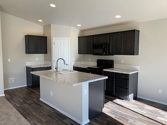 4th image of 807 White Tail Dr