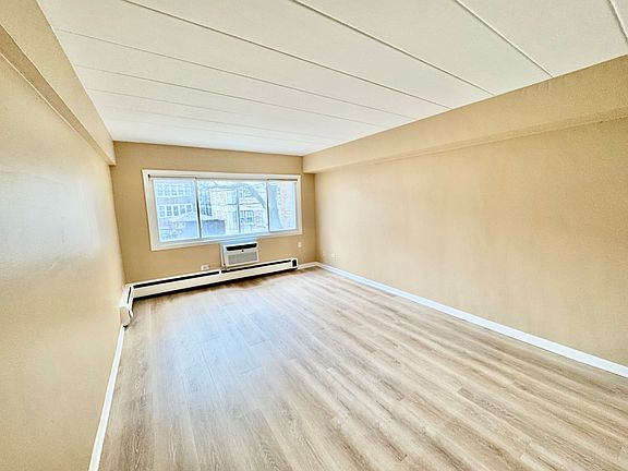 3rd image of 5616 N Kenmore Ave APT 2E