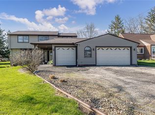 490 Mapleview Dr, Seven Hills, OH