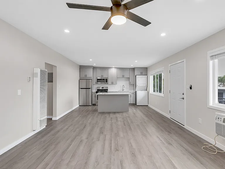 601-613 E Birch St #2B — Photo 8