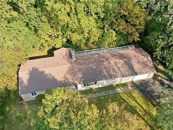 4th image of 404 Woodland Ln