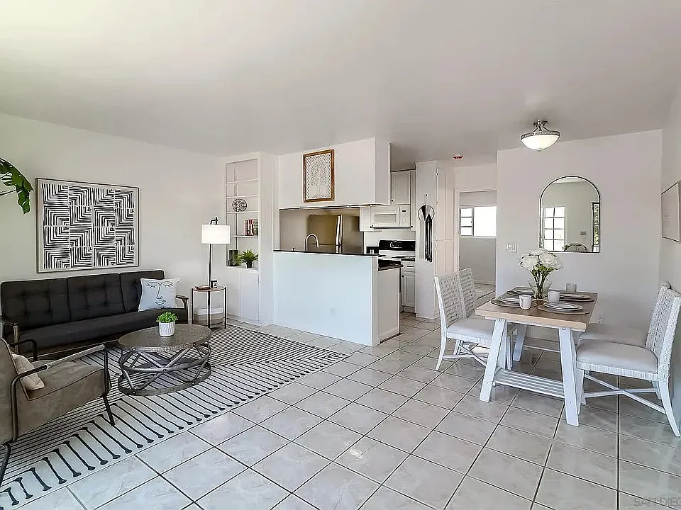 Move-in ready 1 bed, 1 bath condo with an updated interior — Photo 4