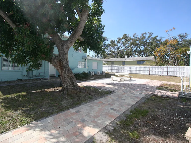 1887 Hyde Park St — Photo 15