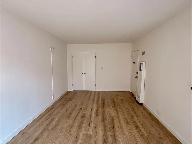 139-143 N Mariposa Ave #139-8 — Photo 2