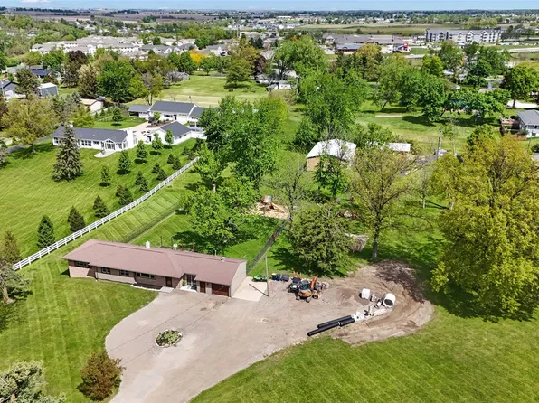 5808 Beverly Rd SW, Cedar Rapids, IA 52404