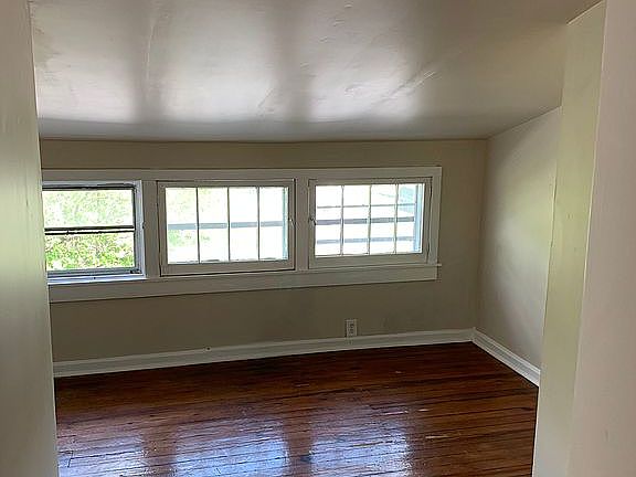 3rd image of 1155 S Bedford Ave