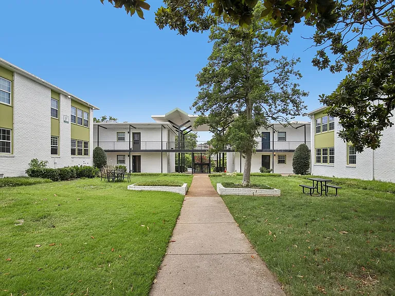 Chateau Apartments - Newly Renovated 1, 2 & 3-Bedrooms at 24th & Hillsboro Village — Photo 13