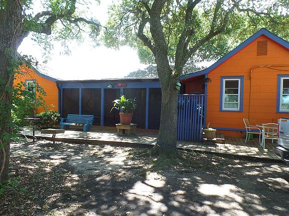 Wee Bungalow - center 