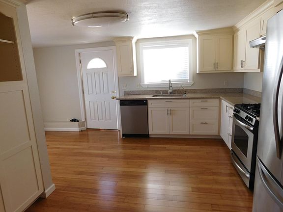 3rd image of 403 Johnston St