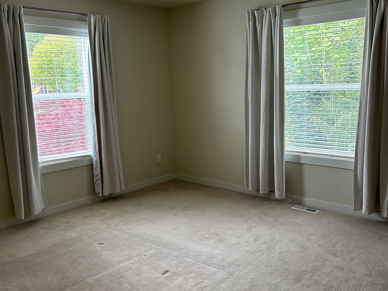 5 bed, 4030 sqft, $1,200 — Photo 4