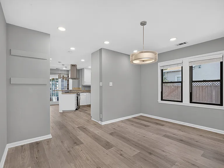 530 Irving Ave — Photo 5
