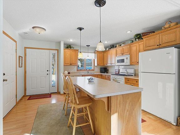 3rd image of 566 Williamsburg Pl
