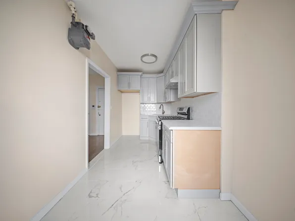 1372 Shakespeare Avenue image 3 of 12