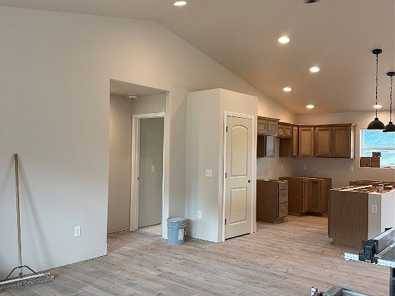 3rd image of 424 Avon Cir