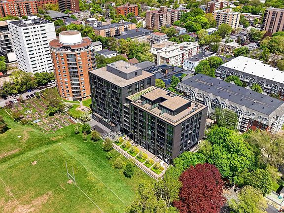 4th image of 1048 Wellington St #401
