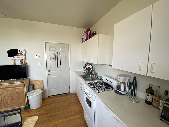 5th image of 5959 N Kenmore Ave #200