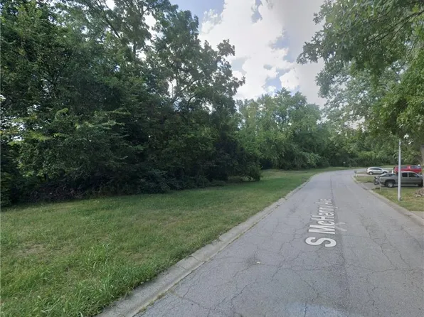 1206 S McHenry St, Independence, MO 64057