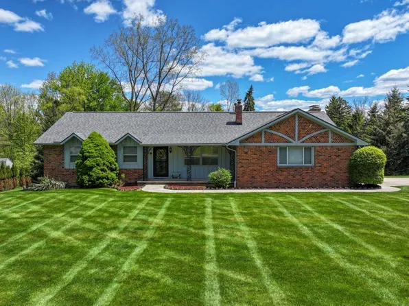 8389 Manchester Dr, Grand Blanc, MI 48439