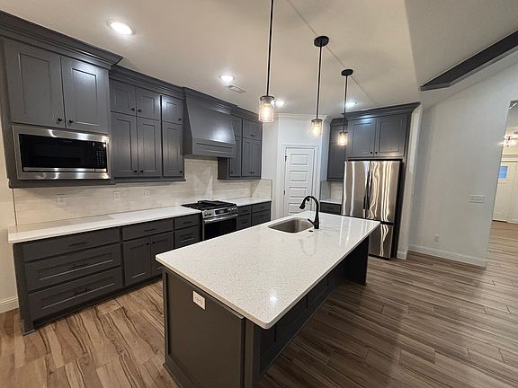 4th image of 600 Abigail St