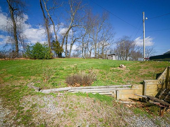 4th image of 29759 Lewis Dr