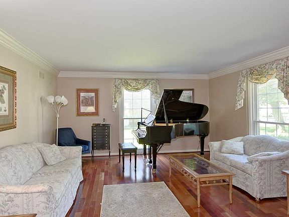 3rd image of 524 E Meade Dr